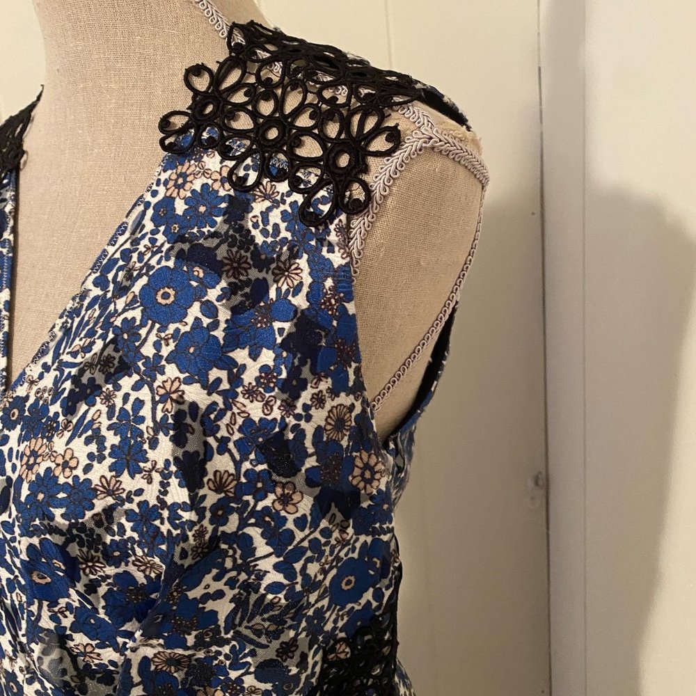 Elie Tahari V-Neck Sleeveless Blue and Black Floral Lace Wren Dress Size 8 - Picture 8 of 13